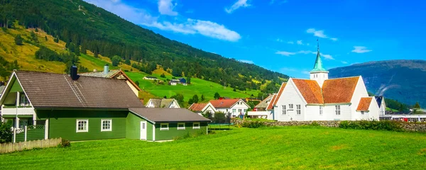 Norwegia, krajobraz wsi Olden — Zdjęcie stockowe