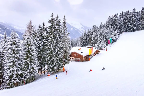 Oostenrijkse Alpen Skipiste Winter Berglandschap Sneeuwwoud Houten Huis Bovenaanzicht — Stockfoto
