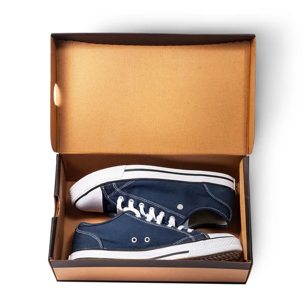 Zapatos deportivos azules oscuros dentro de la caja de cartón —  Fotos de Stock