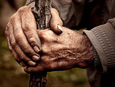 Yaşlı adam bir personel onun elinde tutan