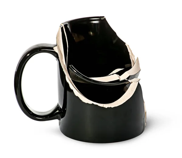 Розбиті чорні керамічні фрагменти чашки всередині — стокове фото
