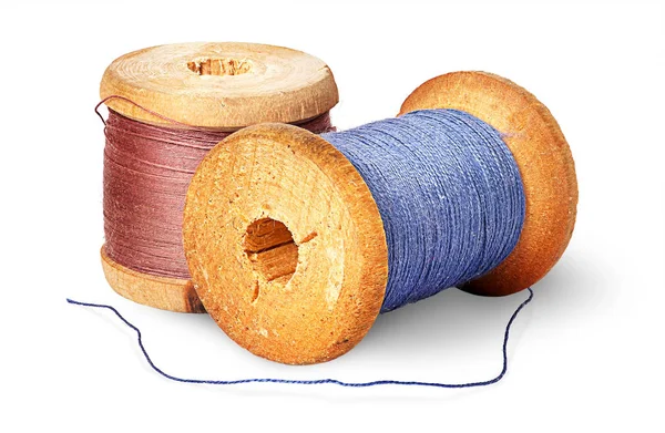 Två olika färgade tråd på trä spolar — Stockfoto