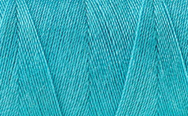 Mavi iş parçacığı bir bobin üzerinde biriktirilen — Stok fotoğraf
