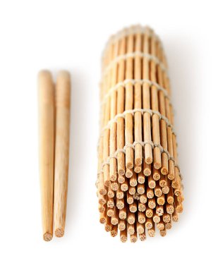 Suşi mat foldered ve chopsticks yakınındaki