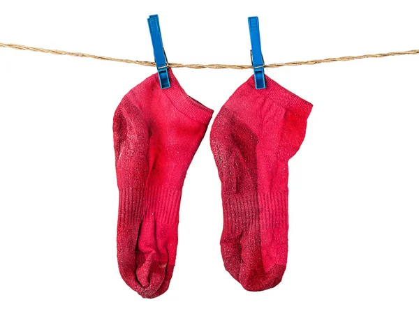 Paire de chaussettes rouges lavées sur corde — Photo