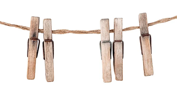 Fem gamla klädnypor på rep — Stockfoto