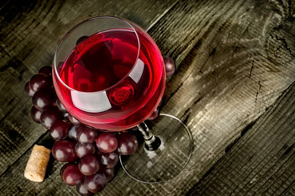 Glas rött vin med druvor — Stockfoto