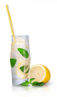 Nane ve buz ile limonata