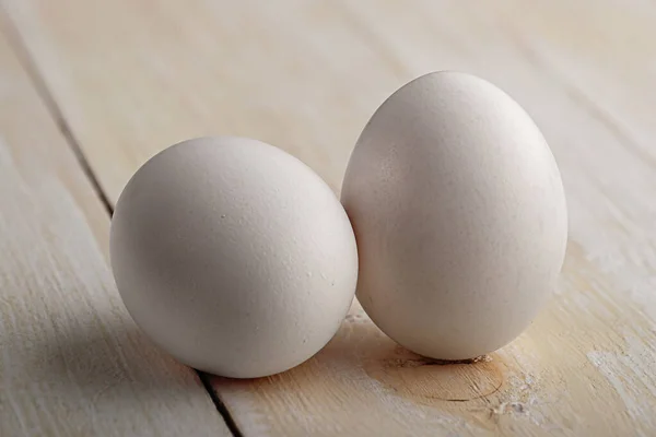 Dois Ovos Brancos Uma Mesa Madeira Branca — Fotografia de Stock