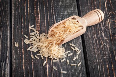 Koyu masada uzun pirinç.