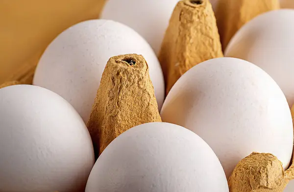 Ovos Brancos Bandeja Papel Amarelo Close — Fotografia de Stock