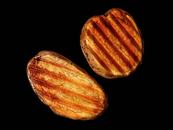 Twee Schijfjes Gegrilde Aardappelen Gedraaid Zwarte Achtergrond — Stockfoto