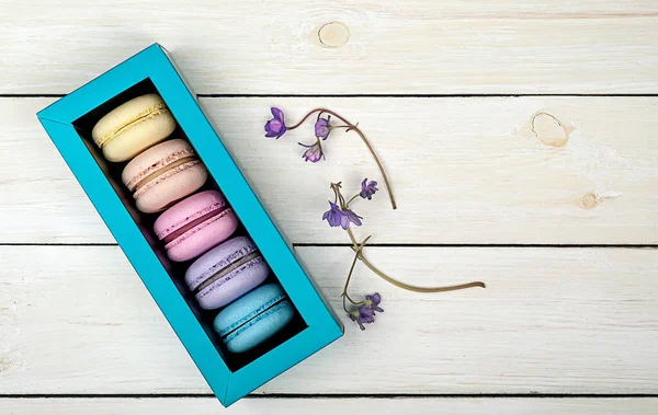 Macarons Coffret Cadeau Côté Violet Sur Fond Bois — Photo