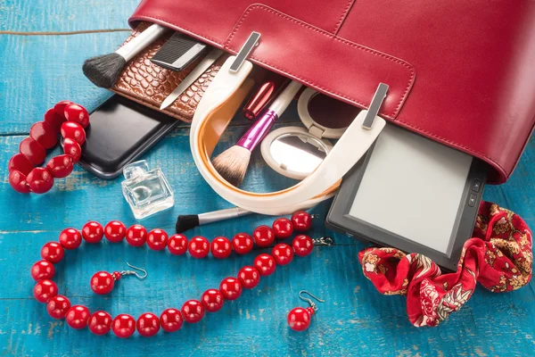 Cosas de mujeres en una mesa — Foto de Stock