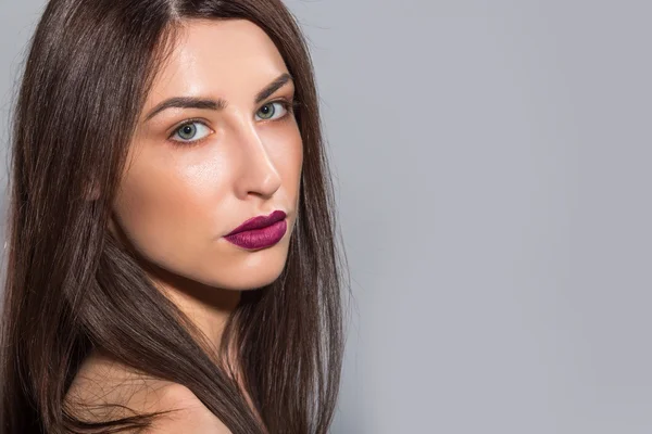 Portrait of beautiful brunette woman with long hair — Stock Photo, Image