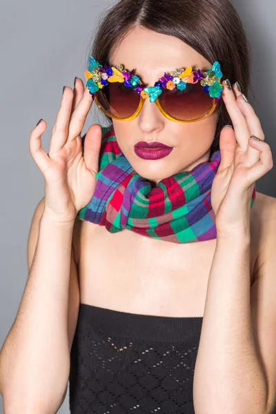 Şık güneş gözlüğü moda kadın portresi — Stok fotoğraf
