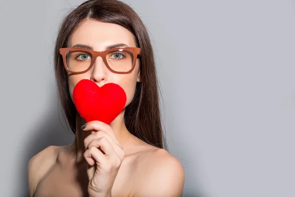 Retrato de mujer joven con un corazón en una mano —  Fotos de Stock