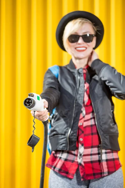 Happy woman charging electric car on charging station — Stock Photo, Image