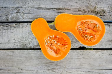 ahşap rustik masa üzerinde kabaklar