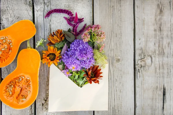 Fleurs d'automne dans l'enveloppe — Photo