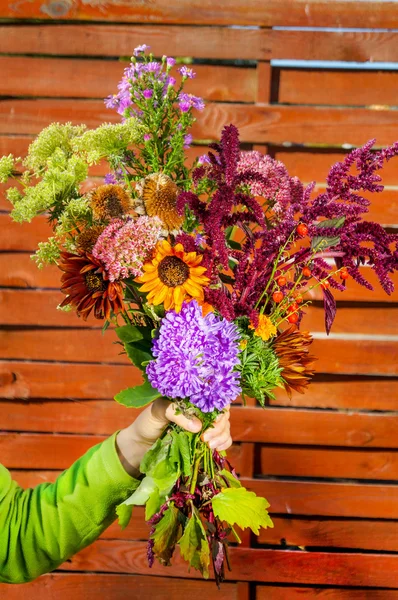 Θαυμάσιο φθινόπωρο μπουκέτο από λουλούδια στο ένα χέρι — Φωτογραφία Αρχείου