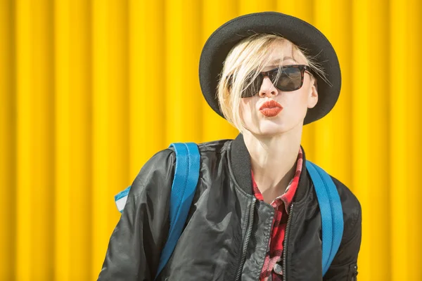 Feliz joven mujer sobre la pared de color amarillo brillante — Foto de Stock