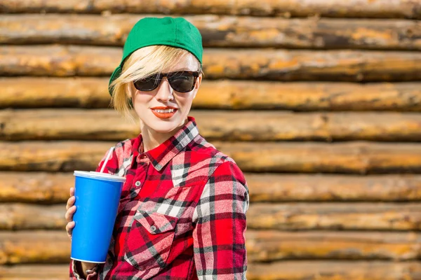 Hermosa mujer joven en sombrero gorra bebida cola Imagen de stock