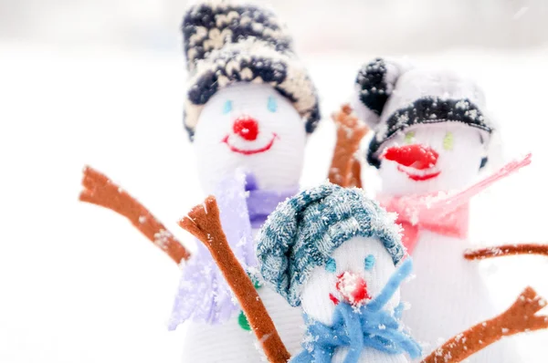 Семья Снеговиков на открытом воздухе — стоковое фото