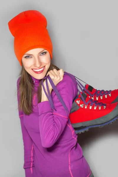 Zimowa kobieta z buty — Zdjęcie stockowe