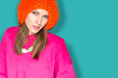 Turuncu şapka büyük giyen kadın kış knits