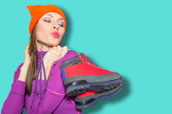 Young sport woman holding hiking boots — Stock Photo, Image