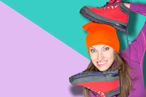 Pemuda olahraga wanita memegang sepatu hiking — Stok Foto