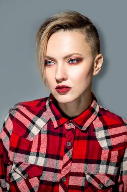 Kısa saçlı genç çekici kadın portresi 