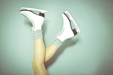 Kış mutlu kadın buz gri kaymaktadır