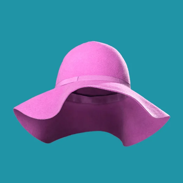 Kobieta fioletowy filcu kapelusz na białym tle na niebieskim tle — Zdjęcie stockowe