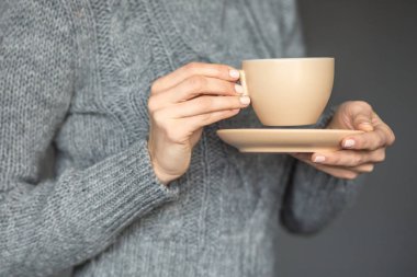 sıcak bir içecek bir fincan holding kadın eller 