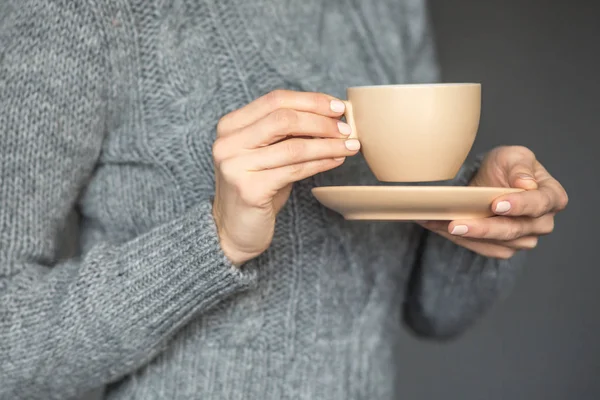 Mãos mulher segurando caneca de bebida quente — Fotografia de Stock