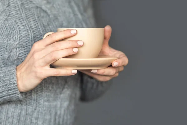 Sıcak bir içecek bir fincan holding kadın eller — Stok fotoğraf