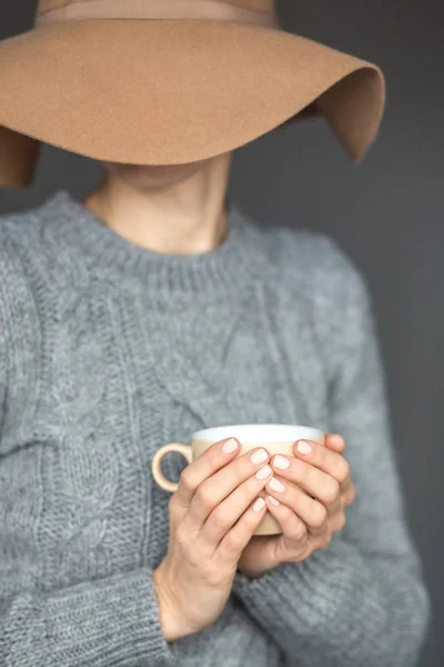 Mãos mulher segurando caneca de bebida quente — Fotografia de Stock