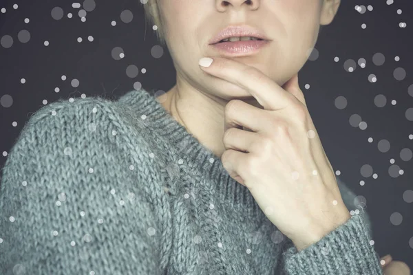 Женщина с голым макияжем и маникюром со снежинками — стоковое фото