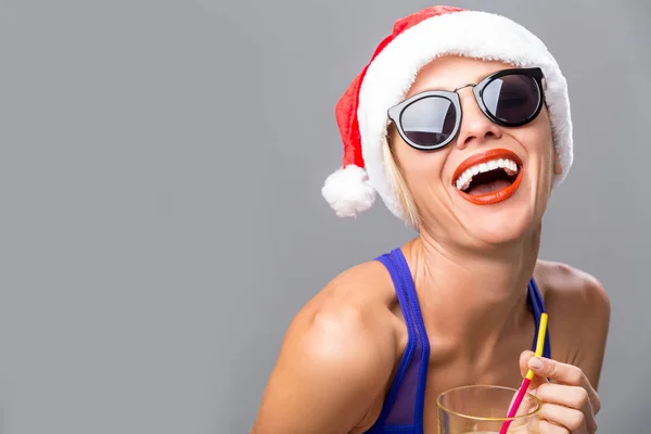 Сексуальна жінка Санта Клауса тримає коктейль — стокове фото
