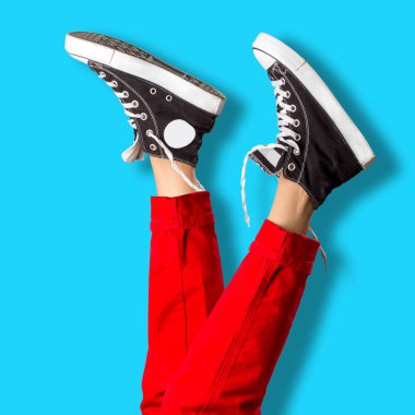 Spor ayakkabı giyen kadın bacakları 