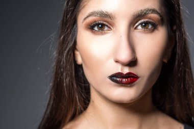 Koyu saçlı bir kadının güzel yüzü.