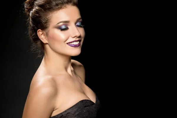 Retrato de estudio de moda de hermosa mujer joven con maquillaje brillante — Foto de Stock