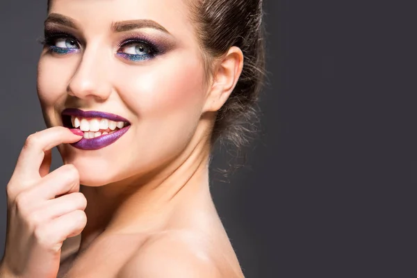 Modeatelier Porträt einer schönen jungen Frau mit hellem Make-up — Stockfoto