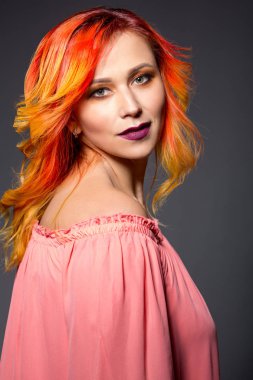 Kızıl saçlı güzel kadın portre 