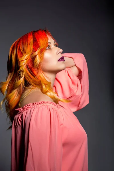 赤い髪の美しい女性の肖像画 — ストック写真