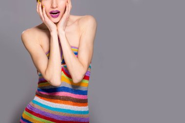 Parlak kıyafeti eğlenerek kadın mutlu yaz