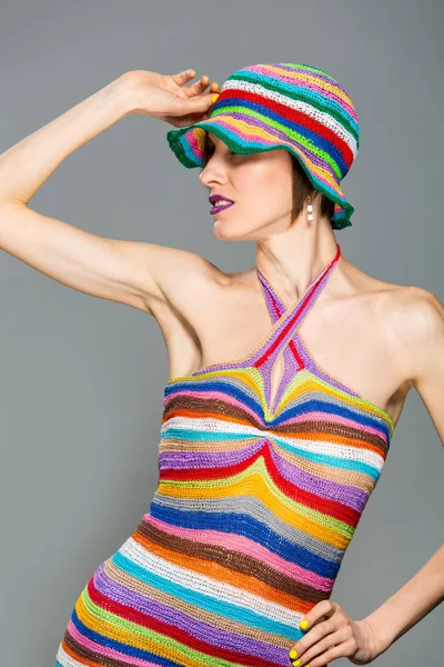 Glückliche Sommerfrau im hellen Outfit — Stockfoto