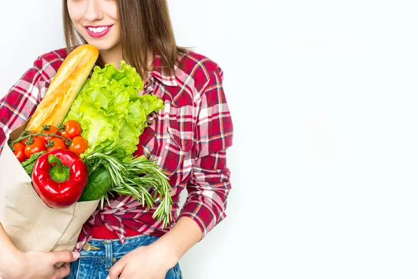 Schöne lächelnde Frau hält Einkaufstüte mit frischen Bio-Lebensmitteln in der Hand — Stockfoto